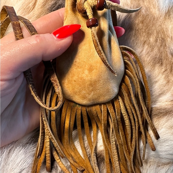 18th Century Native American Leather Medicine Bag & Brown Bess Flints - Picture 4 of 10